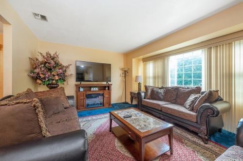 138 Gerhard Rd, Hicksville NY  11803-5513 exterior