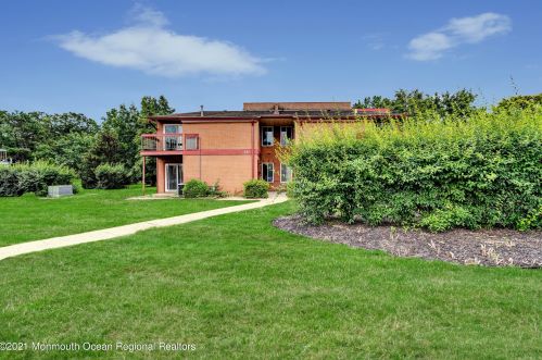 20 Newport Ct, Bricktown, NJ 08724-2039
