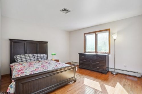 1095 Mayflower Ct, Martinsville NJ  08836-2326 exterior