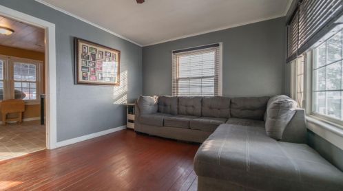 59 Wisconsin St, Hobart, IN 46342-4136