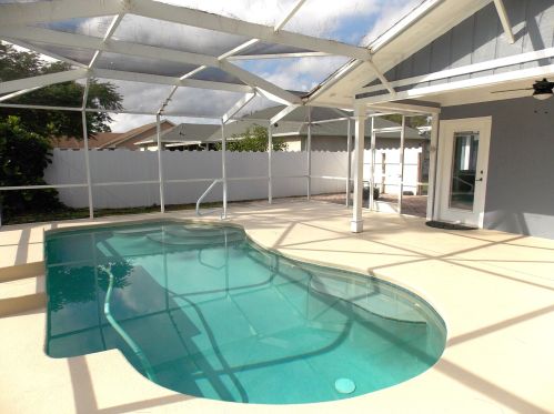 562 Eyerly Ave, Fort Pierce FL  34983-2944 exterior