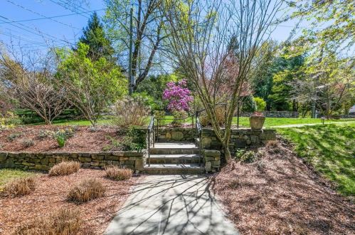 18 Aldridge Rd, Chappaqua NY  10514-3401 exterior