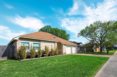 2717 Holly Springs Dr, Pearland, TX 77584-1315