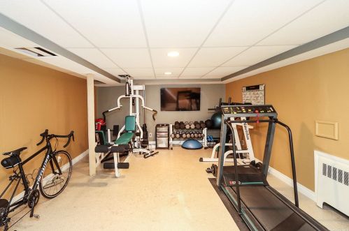 12 Grover Ln, Elwood NY  11731-3015 exterior