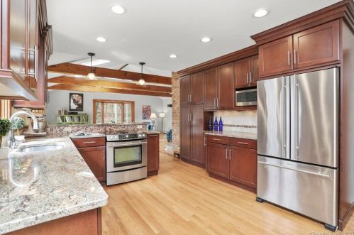 12 Cold Spg Dr, Bridgeport CT 06611-1106 exterior