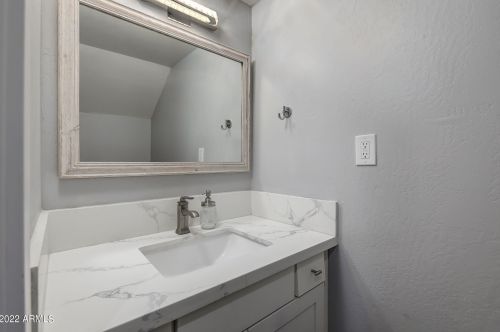 5811 8th Pl, Phoenix AZ  85014-2102 exterior