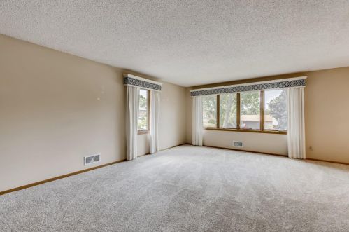 526 Crestview Dr, Saint Paul, MN 55119-5502