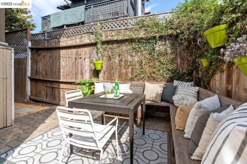 5904 Canning St, Oakland CA 94609-1306 exterior