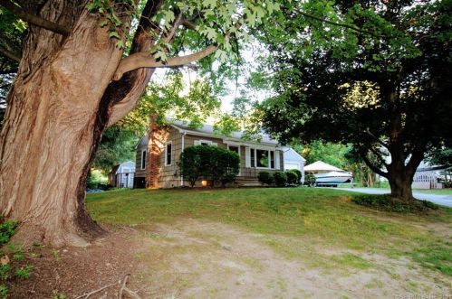 99 Laurel Hill Rd, Brookfield Center CT  06804-1014 exterior