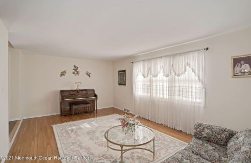 412 Valley Way, Bricktown NJ  08723-4914 exterior