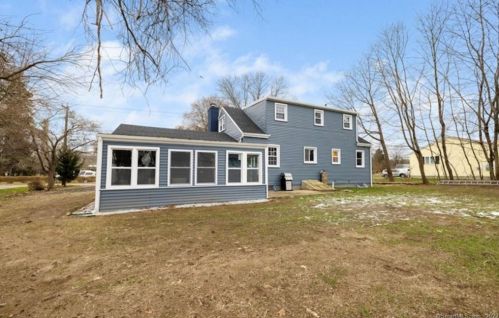 32 Dock Rd, Uncasville, CT 06382-2410