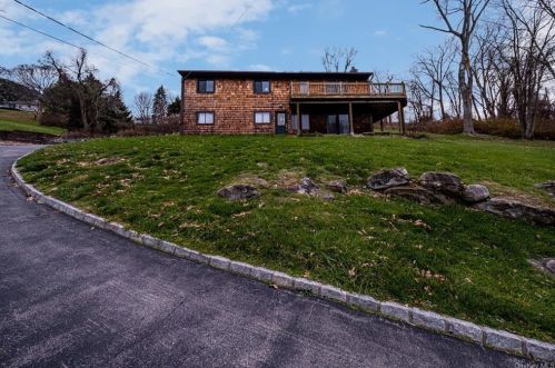 22 Panorama Dr, Patterson NY  12563-2305 exterior