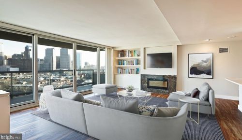 2200 Benjamin Franklin Pkwy, Philadelphia PA  19130-3640 exterior