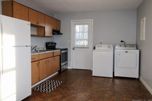 2 Oakland Ct, Groton CT  06340-4710 exterior