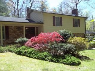 1220 Chanteloup Dr, Hendersonville NC  28739-6102 exterior