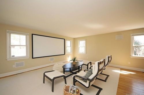 26 Oak Knoll Rd, Ridgefield CT  06877-4334 exterior