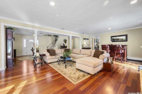 4 Blacksmith Ln, Elwood, NY 11731-6301