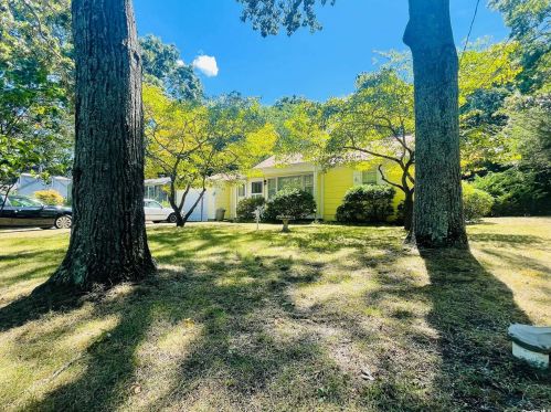 3840 Noyac Rd, Pine Neck, NY 11963-2829