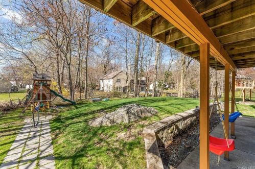 20 Stratford Rd, White Plains NY  10603-2827 exterior