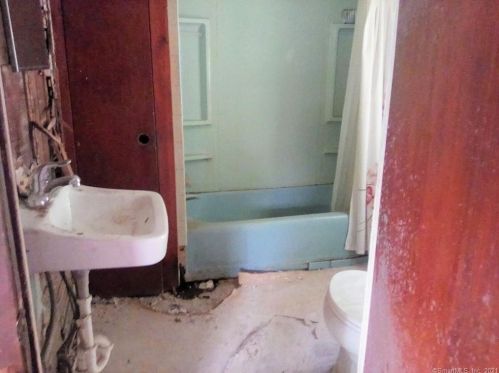 13 High St, Vernon CT  06066-3638 exterior