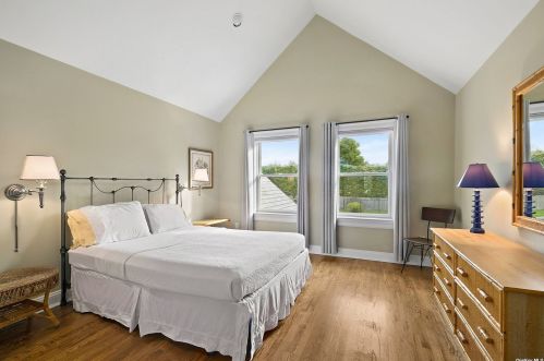 16 Bittersweet Ln, Pine Neck NY  11963-1422 exterior