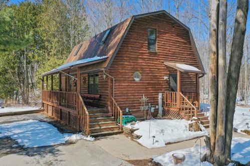 5742 Wedgewood Dr, Little Suamico, WI 54141-8638