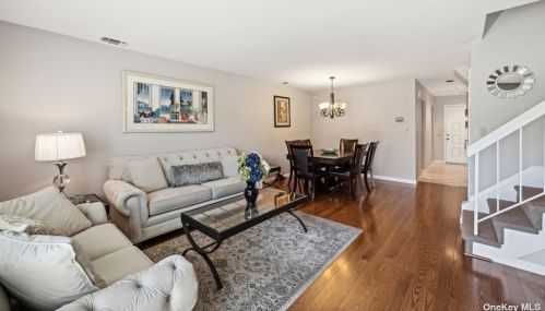 18 Balsam Ct, North Wantagh, NY 11793-2769