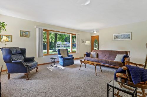 1613 Clover Knoll Pl, Waukesha, WI 53151-1622