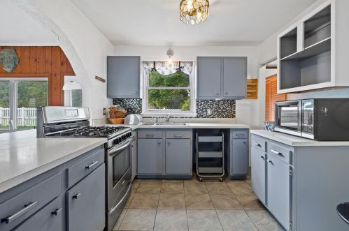 9765 Port Washington Ln, Thiensville, WI 53092-6077