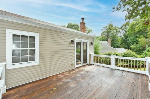 9 Leghorn Ct, Huntington Station NY  11746-2820 exterior