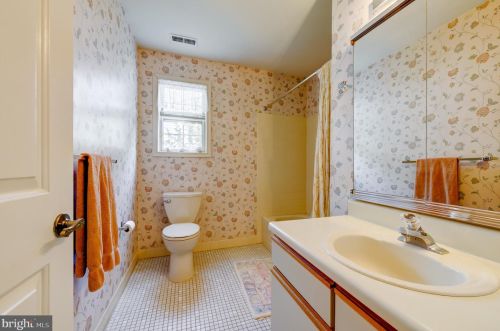 12 Meadowwood Ct, Columbus NJ  08022-1026 exterior