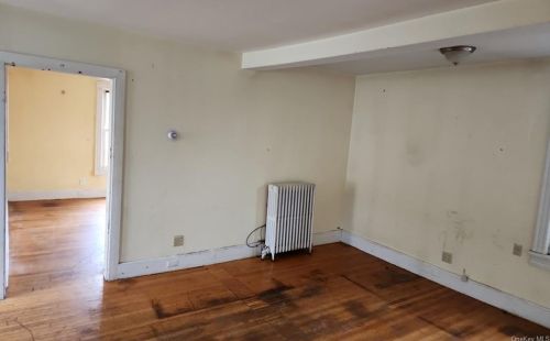 38 Crescent Pl, Middletown NY  10940-5627 exterior