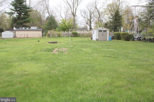 7 Dogwood Dr, Trenton NJ  08648-3205 exterior