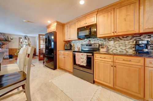 63 Hobart St, Southington, CT 06489-3358