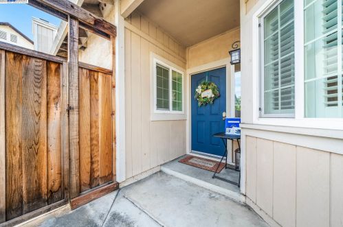 671 Black Pine Dr, San Leandro CA  94577-1374 exterior