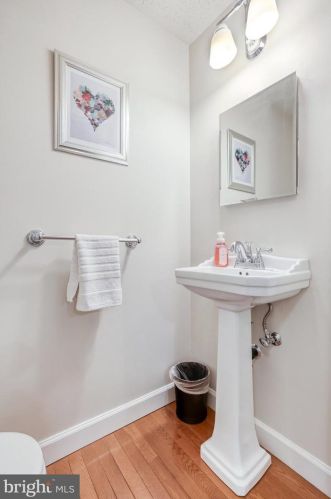 10902 Barton Hill Ct, Herndon VA  20191-5000 exterior