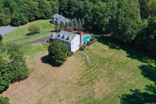 8 Menayas Ct, Washingtonville NY  10992-2032 exterior