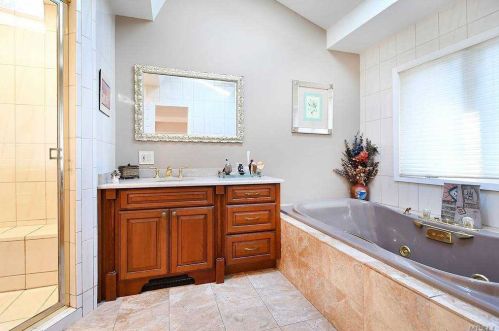 108 Stonehurst Ln, Huntington Station NY 11746-7930 exterior