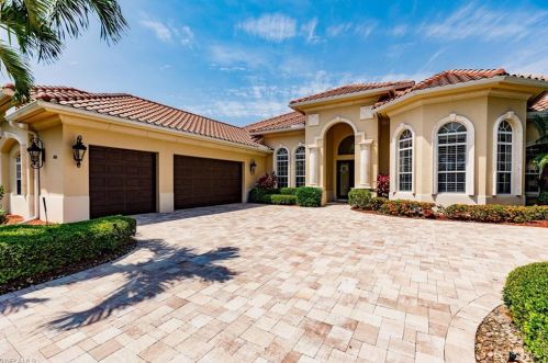 5656 Hammock Isles Dr, Naples, FL 34119-4693