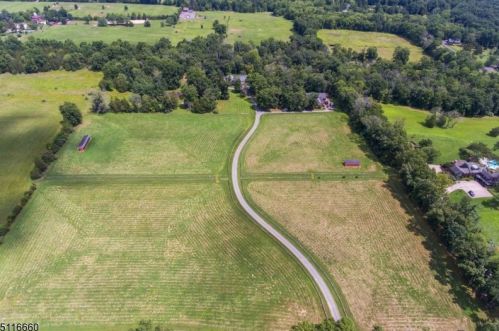 400 Larger Cross Rd, Bedminster NJ  07921-2724 exterior