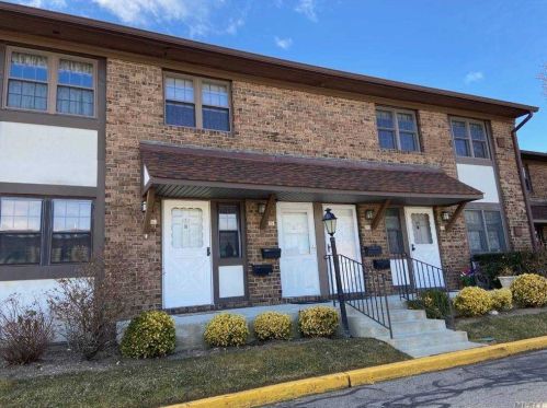 130 Mariners Way, Copiague, NY 11726-5111
