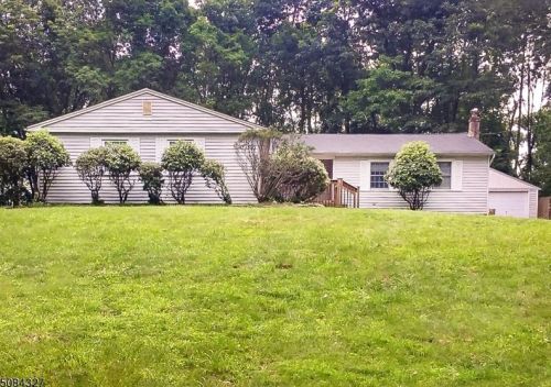 30 Kim Ln, Hackettstown, NJ 07840-5624