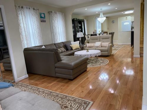 89-88 213th St, Jamaica, NY 11427-1032
