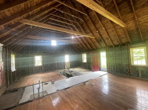 581 Maple St, Litchfield CT  06759-2105 exterior