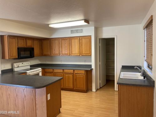 7681 Lamar Rd, Glendale, AZ 85303-2947