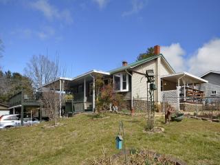 2 Dogwood Rd, Oak Park, NC 28704-9552
