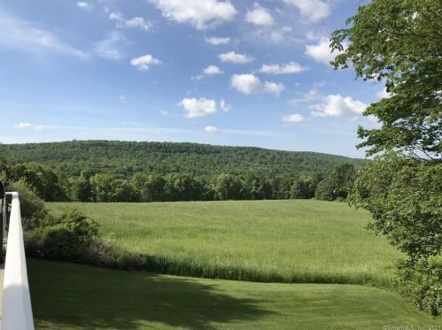 118 Oxbow Ln, Northford CT  06472-1152 exterior