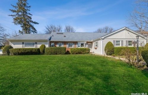 601 Rockland St, Westbury, NY 11590-3411