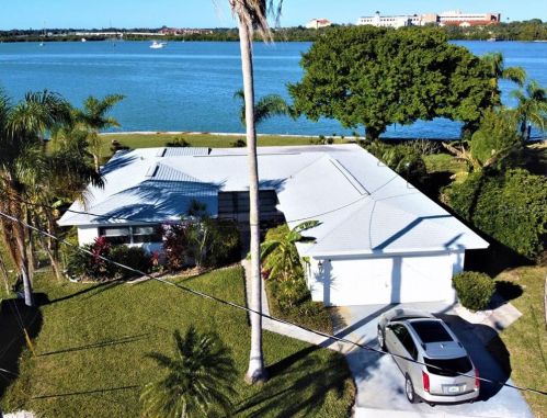 584 Crystal Dr, Saint Petersburg, FL 33708-2373