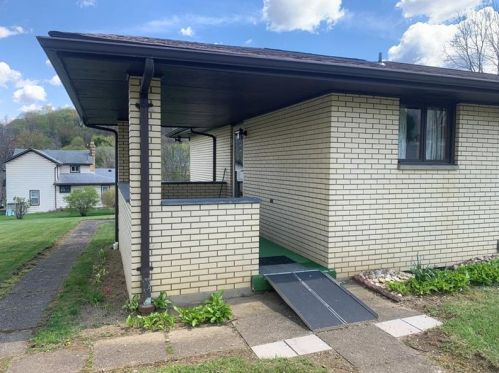 311 Agnew Rd, Jeannette PA  15644-2519 exterior